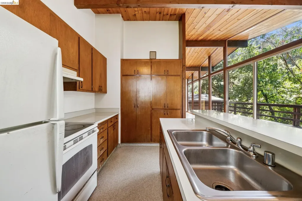 6725 Moore Drive Oakland CA 94611