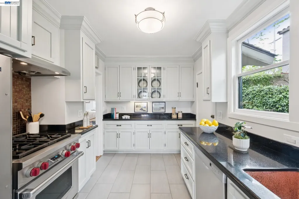6968 Thornhill Drive Oakland CA 94611