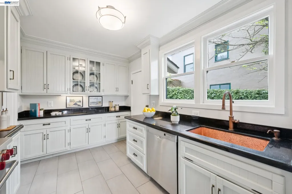 6968 Thornhill Drive Oakland CA 94611