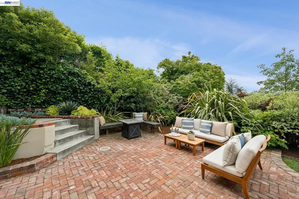 6968 Thornhill Drive Oakland CA 94611