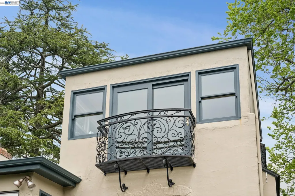 6968 Thornhill Drive Oakland CA 94611