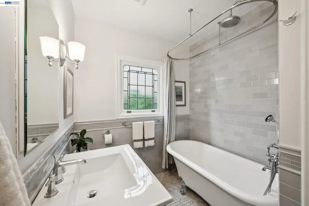 6968 Thornhill Drive Oakland CA 94611