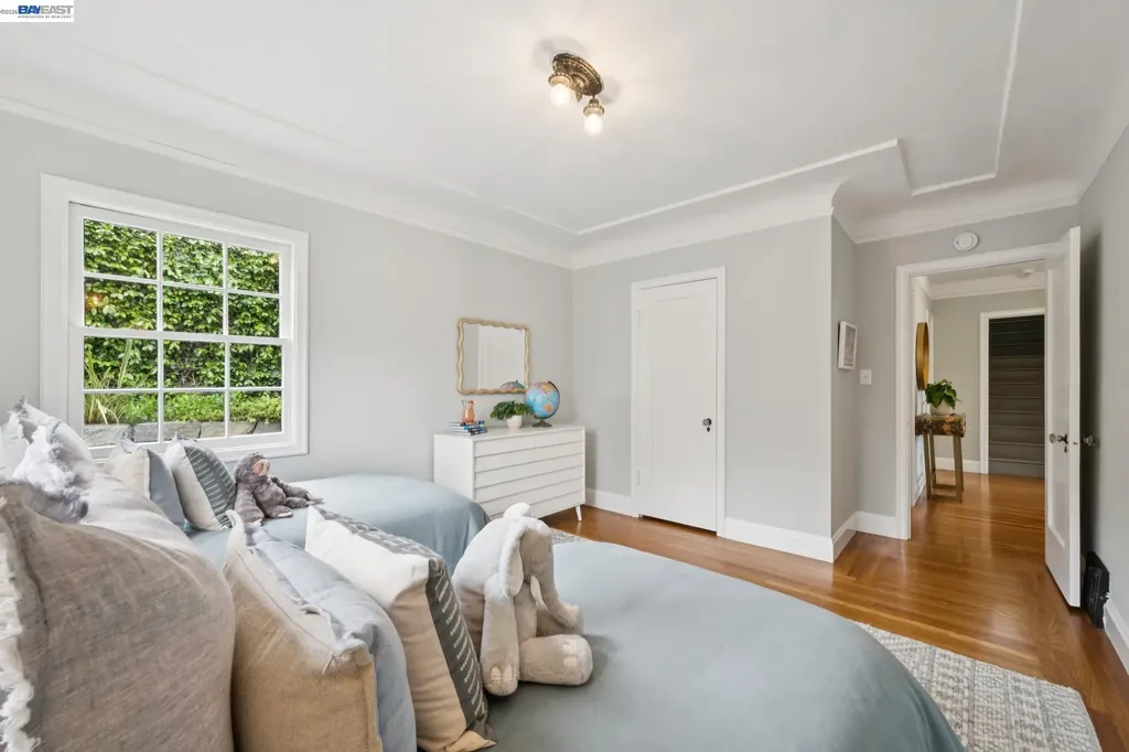 6968 Thornhill Drive Oakland CA 94611