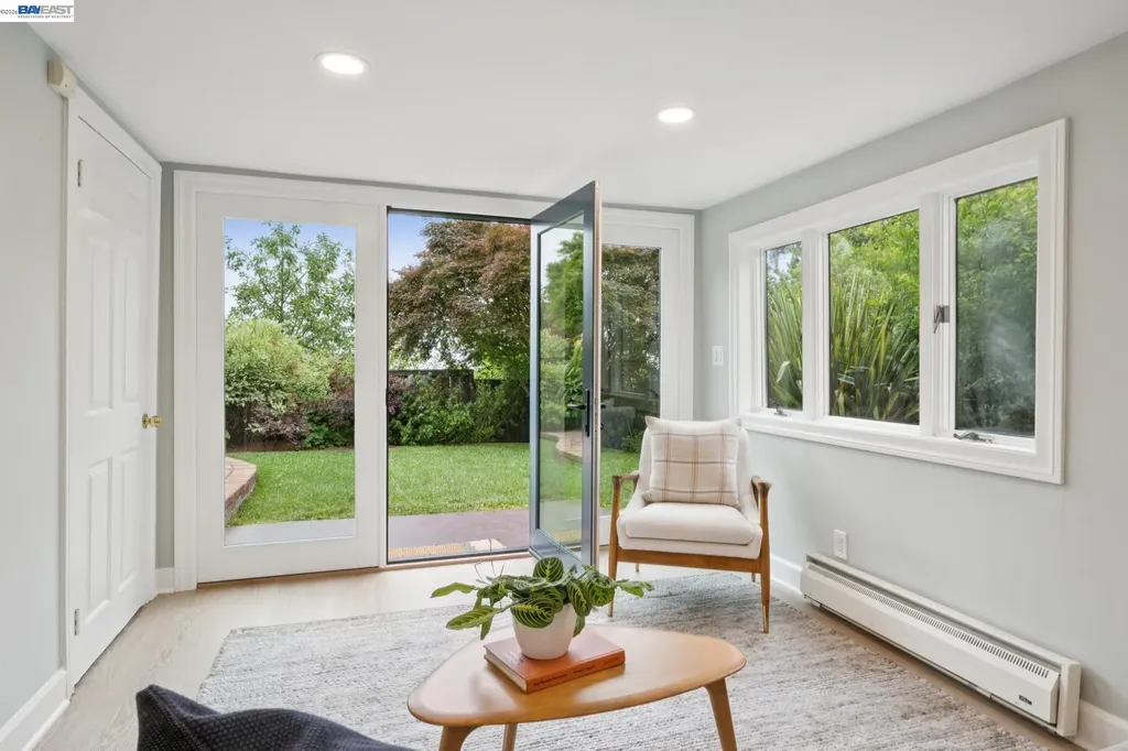 6968 Thornhill Drive Oakland CA 94611