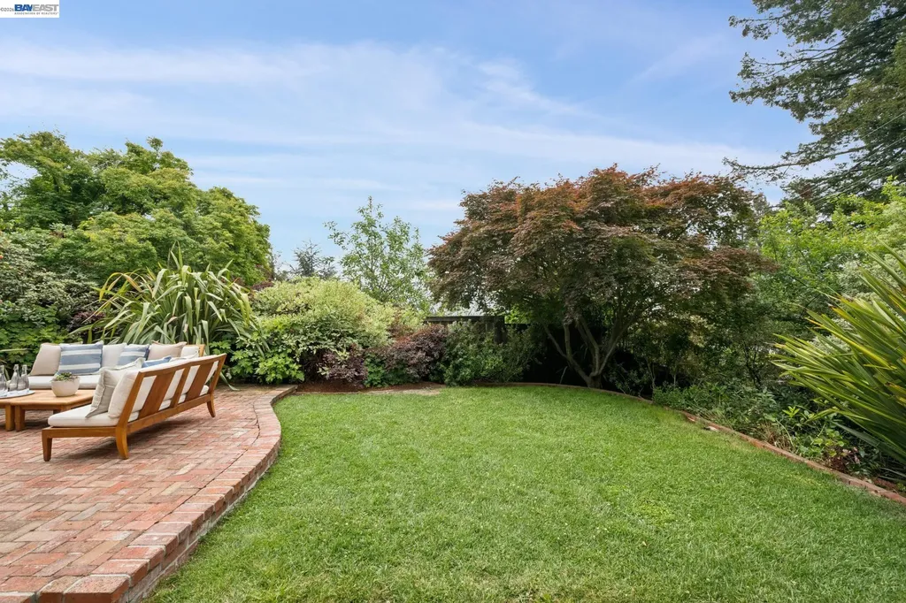 6968 Thornhill Drive Oakland CA 94611