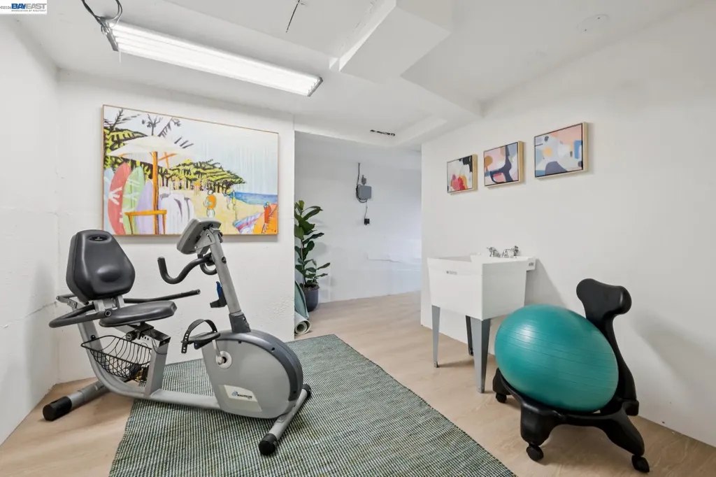 6968 Thornhill Drive Oakland CA 94611
