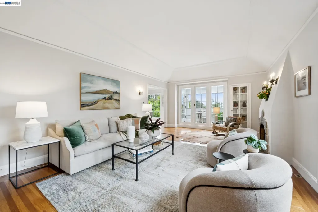 6968 Thornhill Drive Oakland CA 94611
