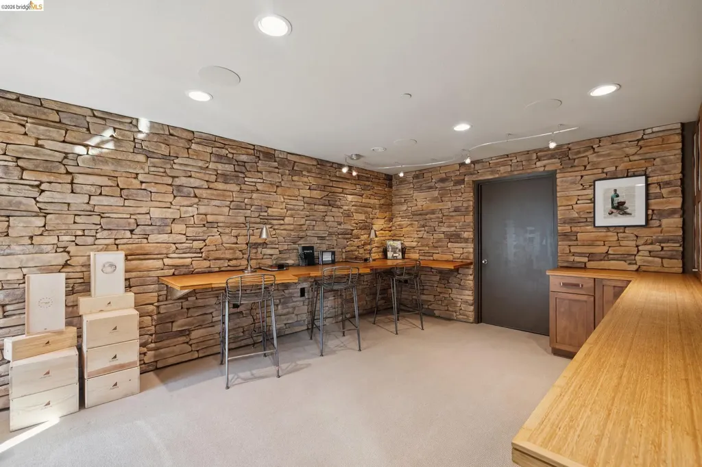 6343 Skyline Boulevard Oakland CA 94611