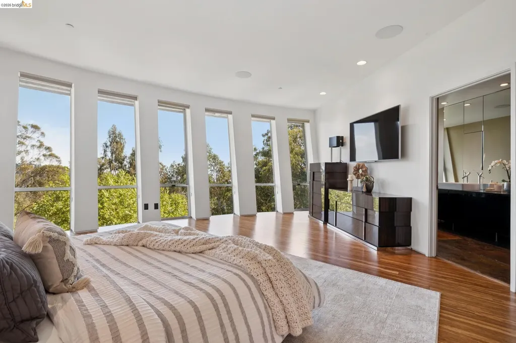 6343 Skyline Boulevard Oakland CA 94611