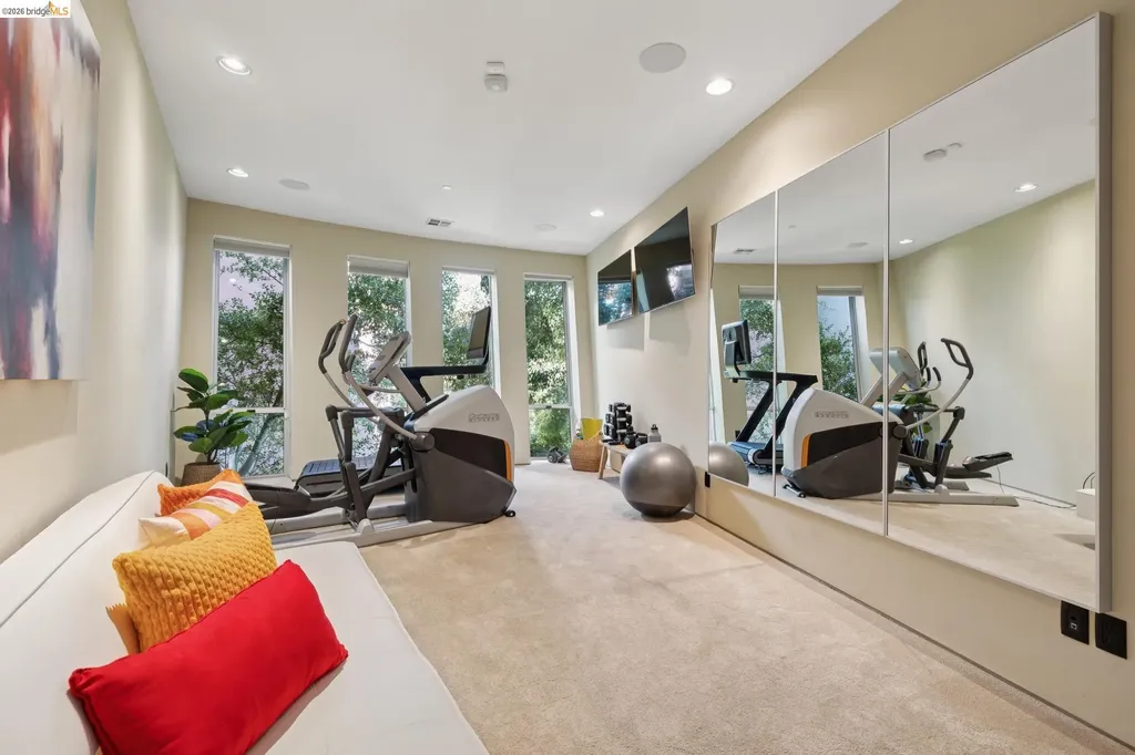 6343 Skyline Boulevard Oakland CA 94611