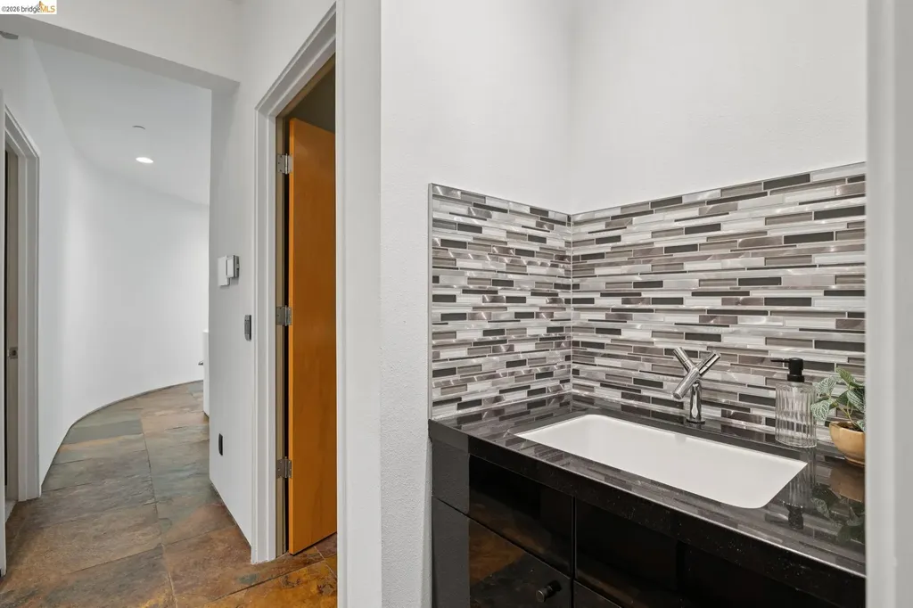 6343 Skyline Boulevard Oakland CA 94611