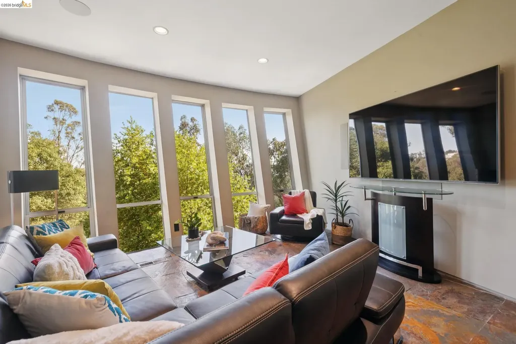 6343 Skyline Boulevard Oakland CA 94611