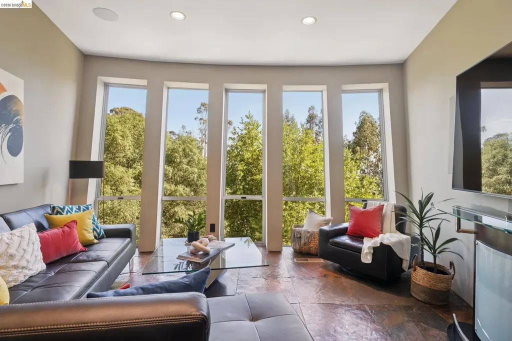 6343 Skyline Boulevard Oakland CA 94611
