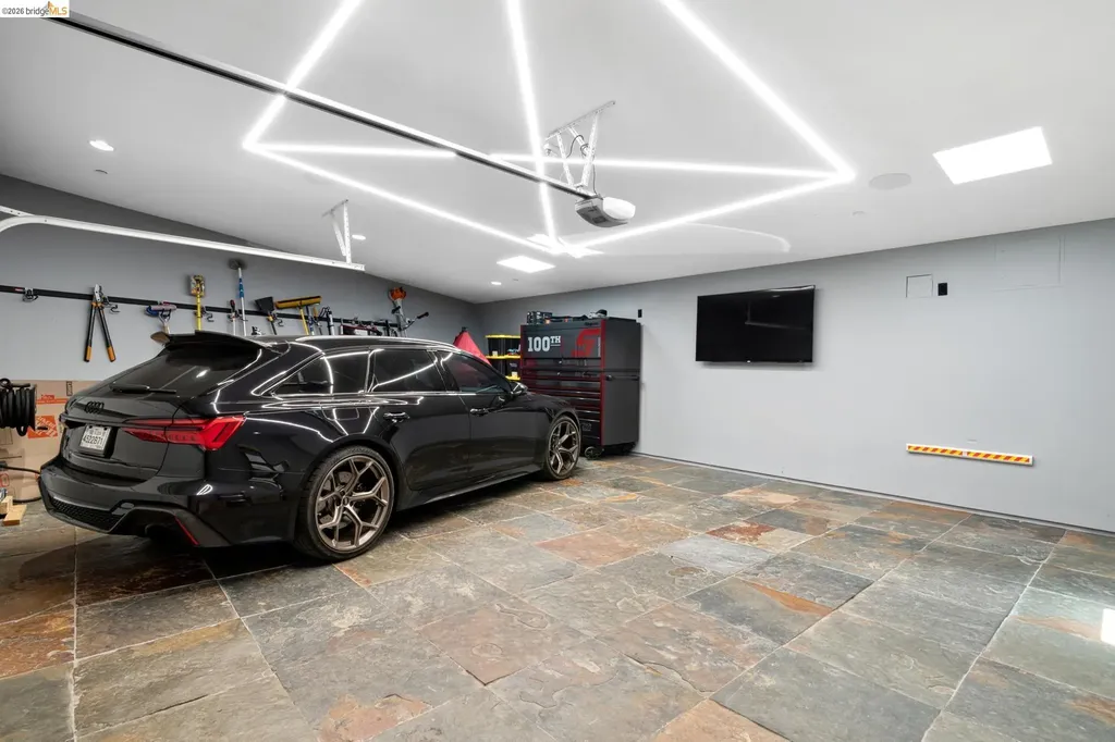 6343 Skyline Boulevard Oakland CA 94611