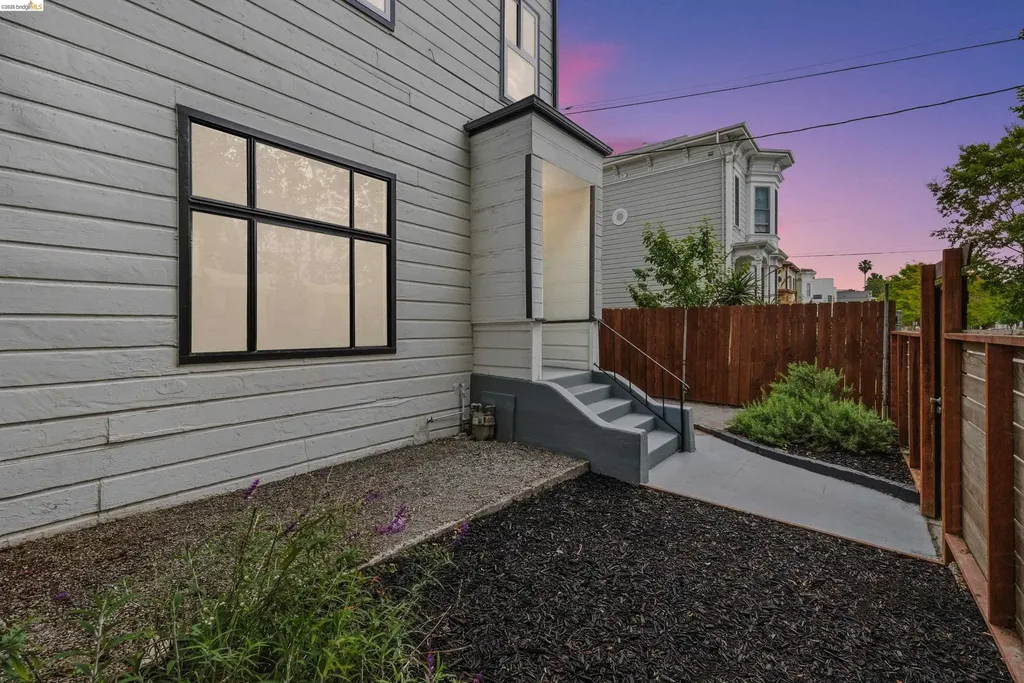 1558 8th Street Oakland CA 94607