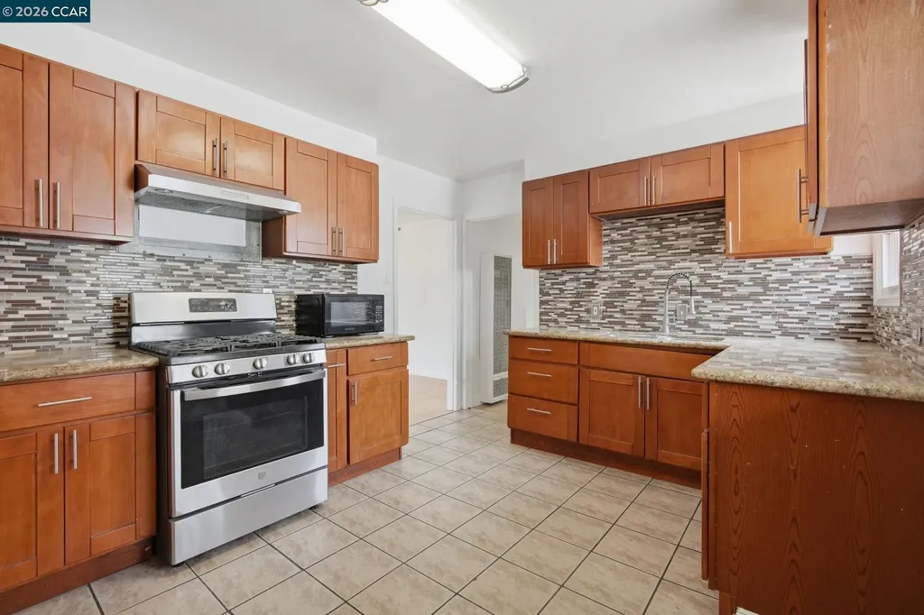 6719 Eastlawn Street Oakland CA 94621