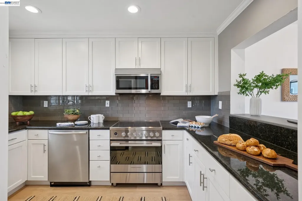6 Invincible Court Alameda CA 94501