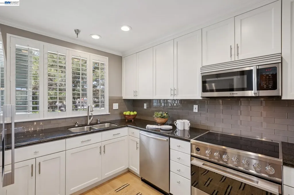 6 Invincible Court Alameda CA 94501