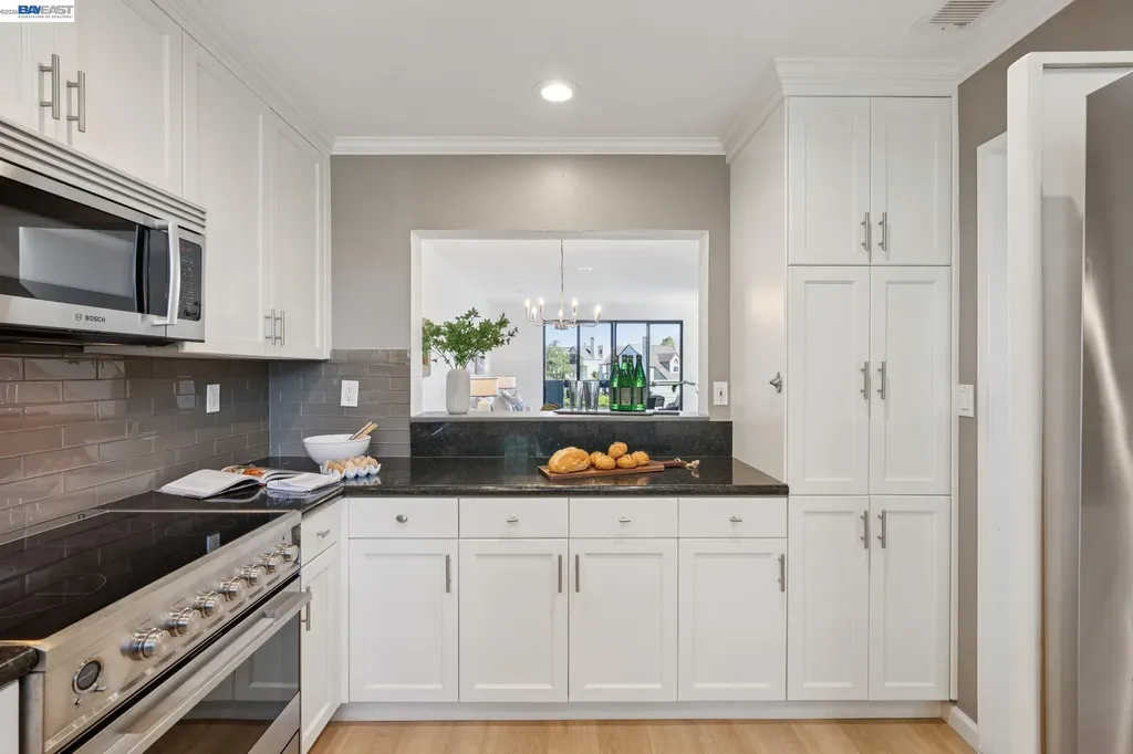 6 Invincible Court Alameda CA 94501