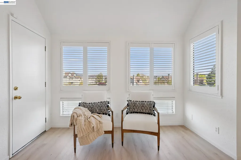 6 Invincible Court Alameda CA 94501