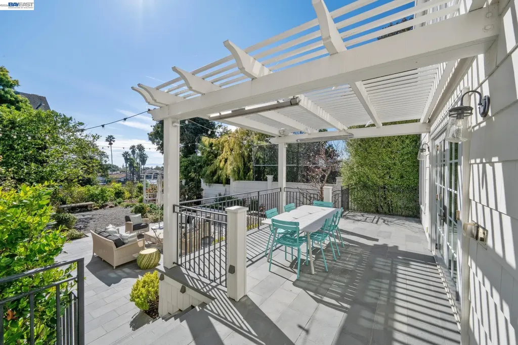 1121 Bay Street Alameda CA 94501