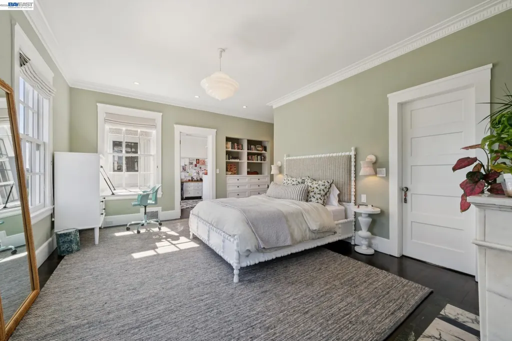 1121 Bay Street Alameda CA 94501