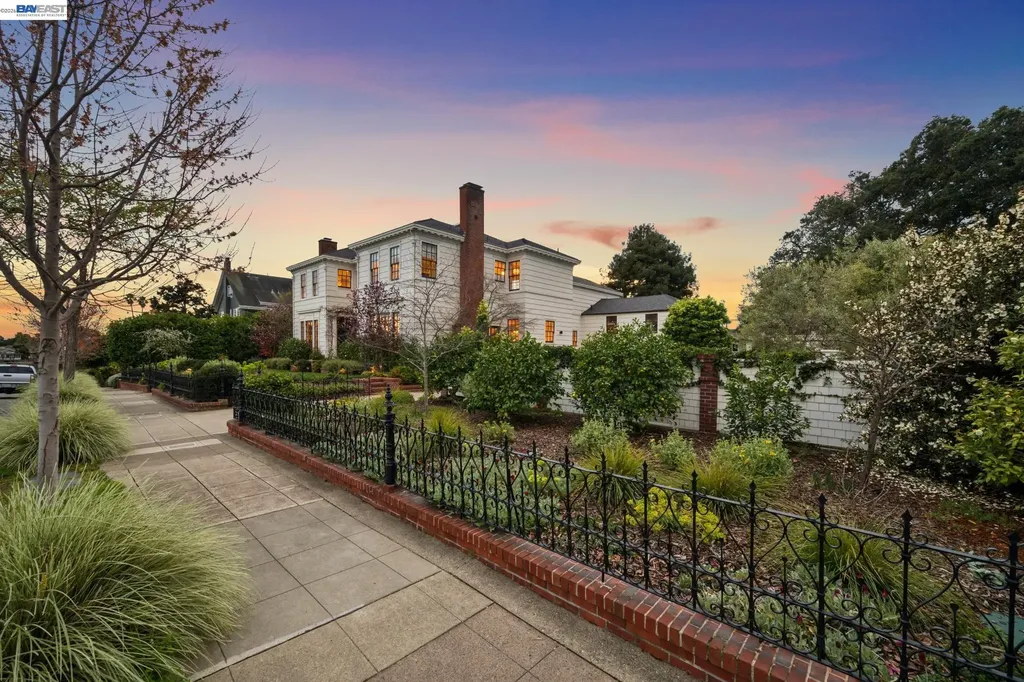 1121 Bay Street Alameda CA 94501