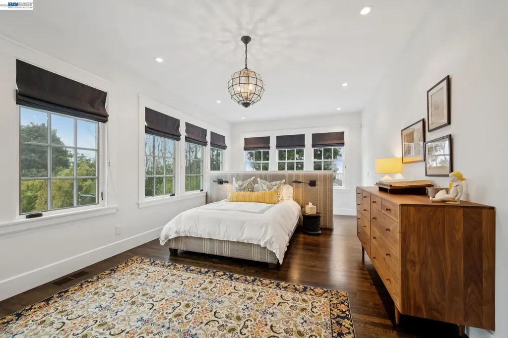 1121 Bay Street Alameda CA 94501