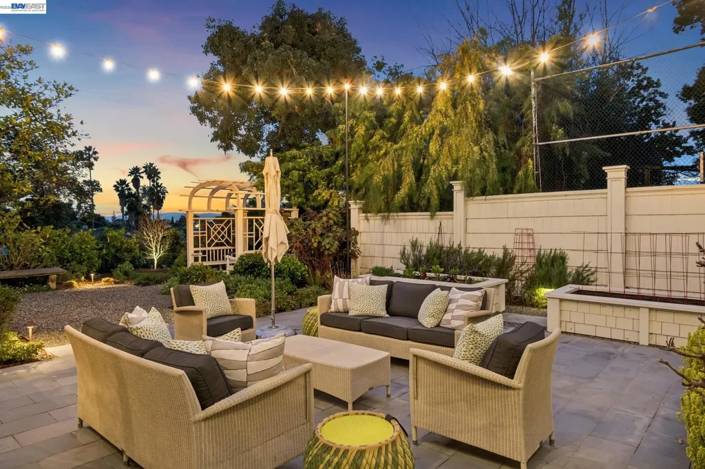 1121 Bay Street Alameda CA 94501