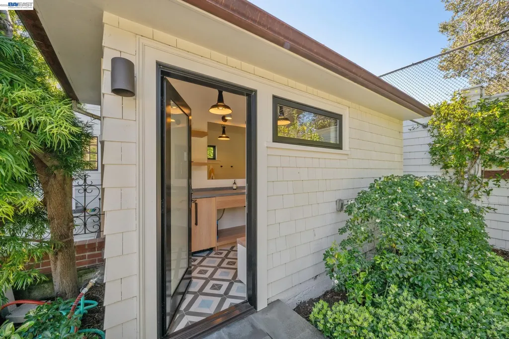 1121 Bay Street Alameda CA 94501