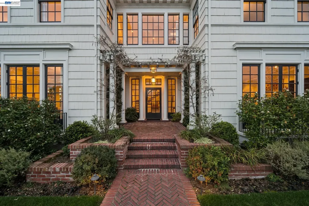 1121 Bay Street Alameda CA 94501