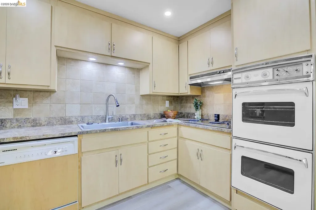 6635 Banning Drive Oakland CA 94611