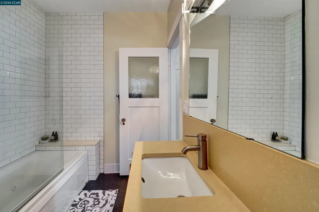 2038 Lakeshore Avenue Oakland CA 94606