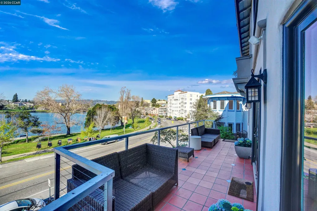 2038 Lakeshore Avenue Oakland CA 94606