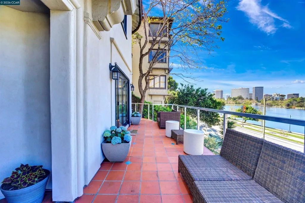2038 Lakeshore Avenue Oakland CA 94606