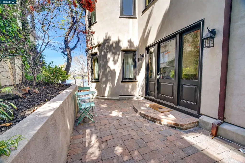2038 Lakeshore Avenue Oakland CA 94606