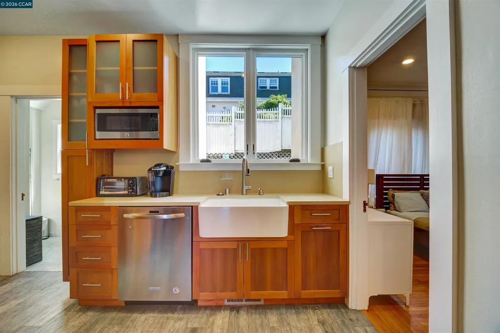 2038 Lakeshore Avenue Oakland CA 94606