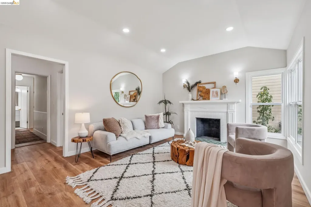 3056 Roxbury Avenue Oakland CA 94605