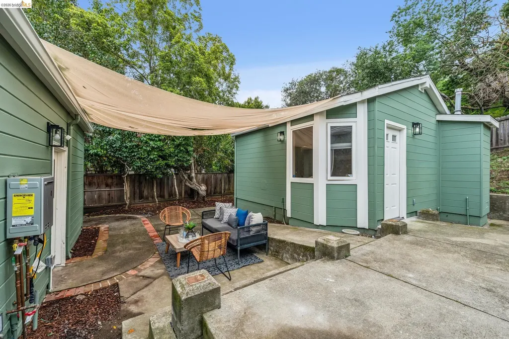 3056 Roxbury Avenue Oakland CA 94605