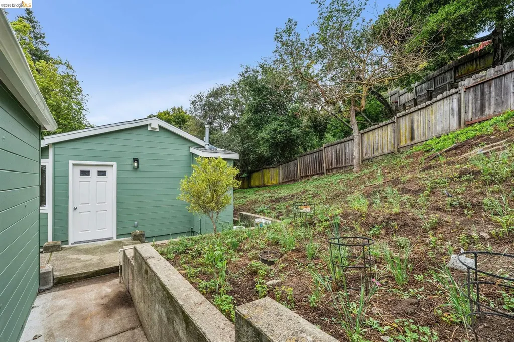 3056 Roxbury Avenue Oakland CA 94605