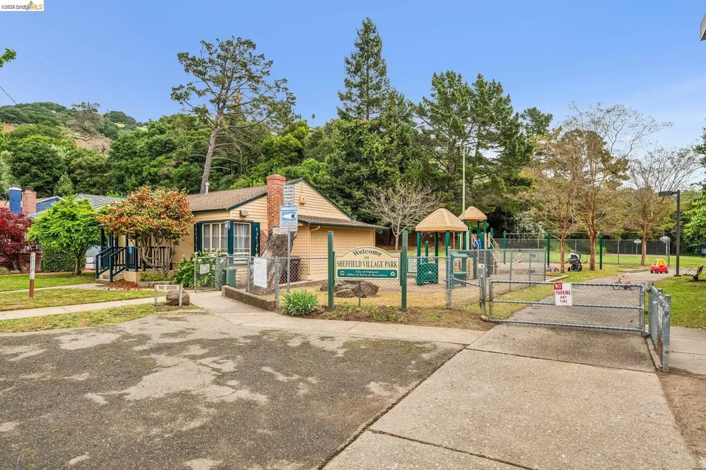 3056 Roxbury Avenue Oakland CA 94605