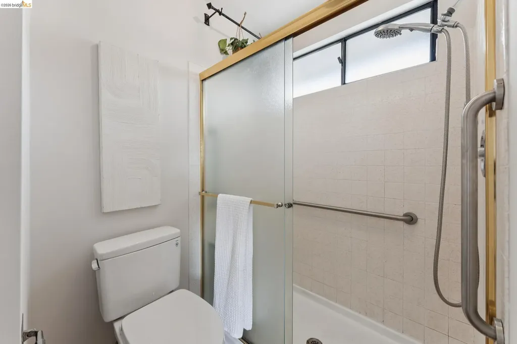 5200 Pinecrest Drive Oakland CA 94605