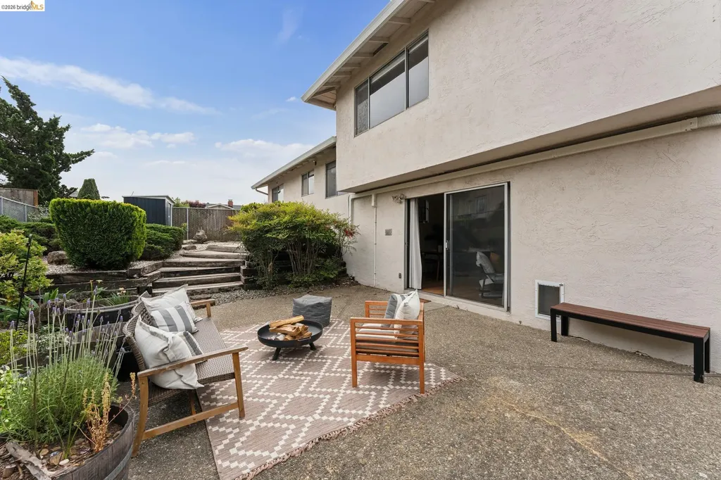 5200 Pinecrest Drive Oakland CA 94605