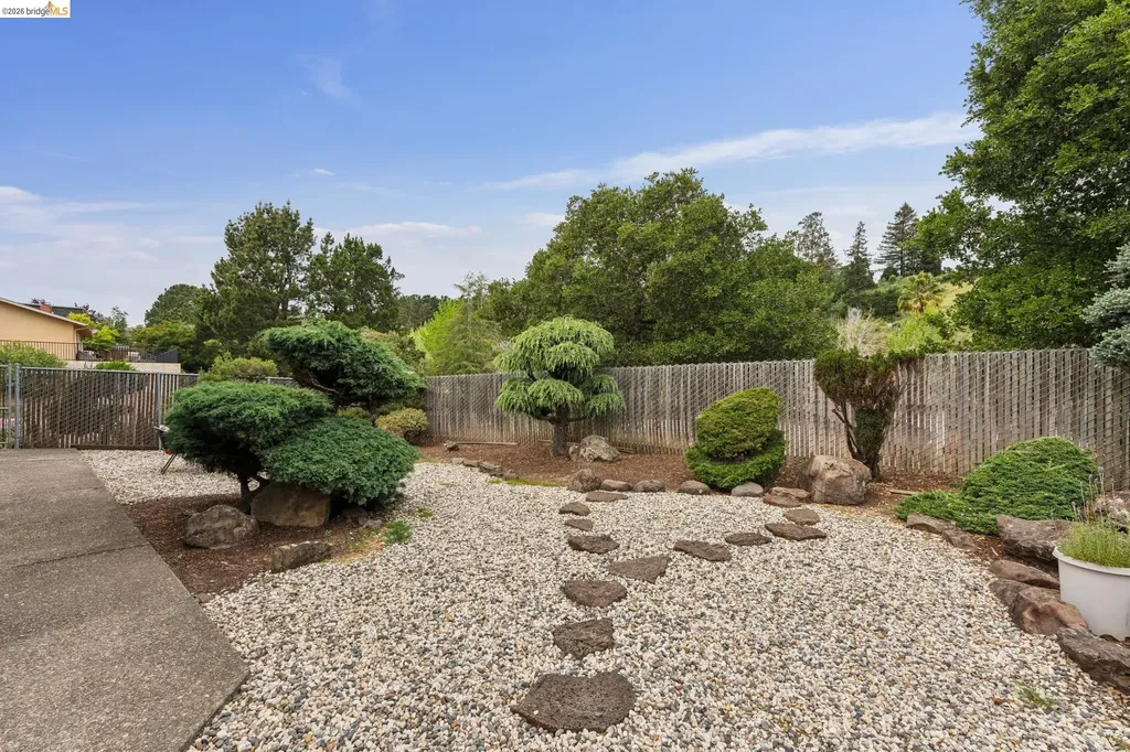 5200 Pinecrest Drive Oakland CA 94605
