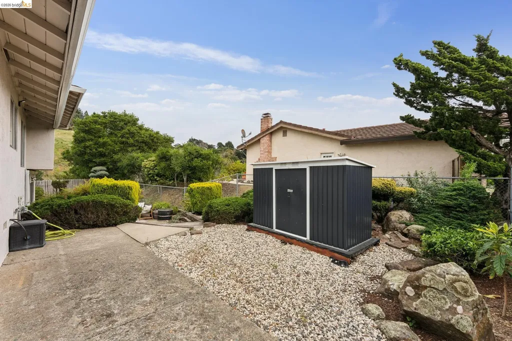 5200 Pinecrest Drive Oakland CA 94605
