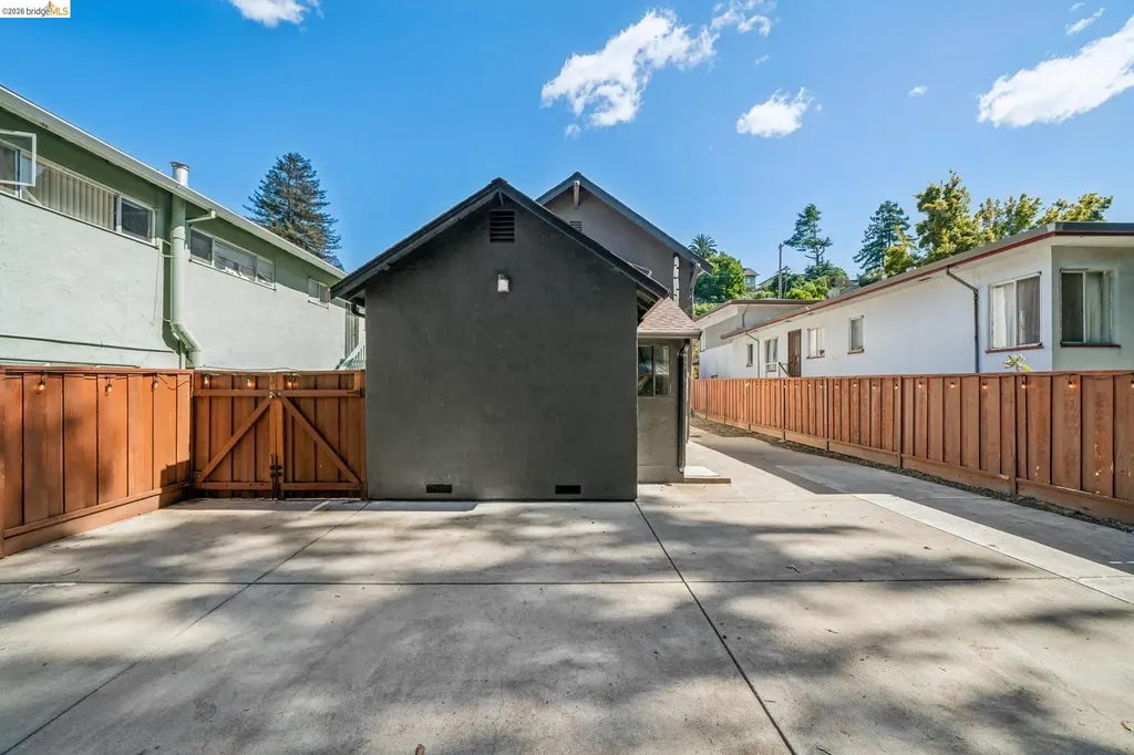 3223 Courtland Avenue Oakland CA 94619