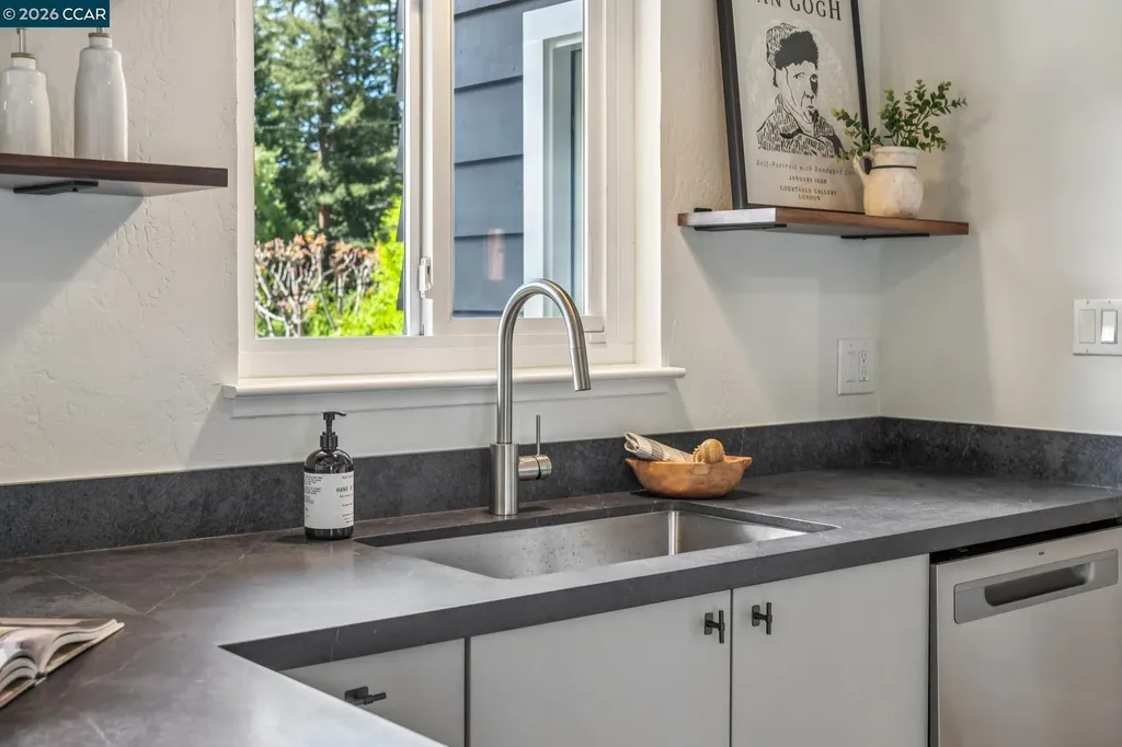 6728 Aitken Drive Oakland CA 94611