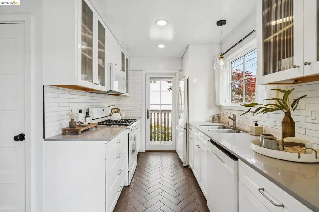 5325 Miles Avenue Oakland CA 94618