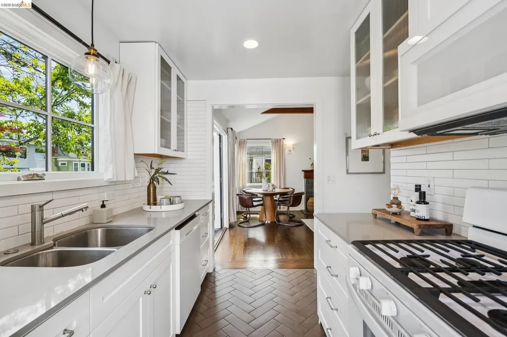 5325 Miles Avenue Oakland CA 94618