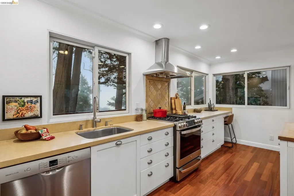18 North Circle Oakland CA 94611